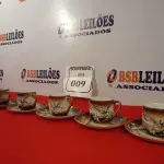 LOTE 009 - 01 BELÍSSIMO JOGO DE CAFÉ JAPONÊS SATSUMA. (NO ESTADO EM QUE SE ENCONTRA) ATENÇÃO! FAZER A VISITAÇÃO ANTES DE ARREMATAR, NÃO SABEMOS SE FUNCIONA. LEILÃO NÃO TEM GARANTIA E NEM DEVOLUÇÃO, SUJEITO A POSSÍVEIS AVARIAS VISÍVEIS/OCULTAS E/OU AUSÊNCIA DE COMPONENTES.