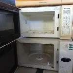 LOTE 402 - 03 MICRO-ONDAS SEM PRATOS. (NO ESTADO) ATENÇÃO! FAZER A VISITAÇÃO ANTES DE ARREMATAR, NÃO SABEMOS SE FUNCIONA. LEILÃO NÃO TEM GARANTIA E NEM DEVOLUÇÃO, SUJEITO A POSSÍVEIS AVARIAS VISÍVEIS/OCULTAS E/OU AUSÊNCIA DE COMPONENTES.