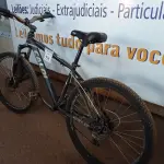 LOTE 434 - 01 BICICLETA MARCA CALOI. (NO ESTADO) ATENÇÃO! FAZER A VISITAÇÃO ANTES DE ARREMATAR, NÃO SABEMOS SE FUNCIONA. LEILÃO NÃO TEM GARANTIA E NEM DEVOLUÇÃO, SUJEITO A POSSÍVEIS AVARIAS VISÍVEIS/OCULTAS E/OU AUSÊNCIA DE COMPONENTES.