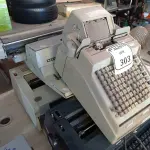 LOTE 303 - 03 MÁQUINAS DE ESCREVER E 01 CALCULADORA. (NO ESTADO) ATENÇÃO! FAZER A VISITAÇÃO ANTES DE ARREMATAR, NÃO SABEMOS SE FUNCIONA. LEILÃO NÃO TEM GARANTIA E NEM DEVOLUÇÃO, SUJEITO A POSSÍVEIS AVARIAS VISÍVEIS/OCULTAS E/OU AUSÊNCIA DE COMPONENTES.