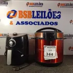 LOTE 344 - 01 AIR FRYER E 01 PANELA ELÉTRICA. (NO ESTADO) ATENÇÃO! FAZER A VISITAÇÃO ANTES DE ARREMATAR, NÃO SABEMOS SE FUNCIONA. LEILÃO NÃO TEM GARANTIA E NEM DEVOLUÇÃO, SUJEITO A POSSÍVEIS AVARIAS VISÍVEIS/OCULTAS E/OU AUSÊNCIA DE COMPONENTES.