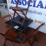 LOTE 360 - 01 MESA COM 04 CADEIRAS COM AVARIAS EM MADEIRA DOBRÁVEL. (NO ESTADO) ATENÇÃO! FAZER A VISITAÇÃO ANTES DE ARREMATAR, NÃO SABEMOS SE FUNCIONA. LEILÃO NÃO TEM GARANTIA E NEM DEVOLUÇÃO, SUJEITO A POSSÍVEIS AVARIAS VISÍVEIS/OCULTAS E/OU AUSÊNCIA DE COMPONENTES.