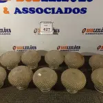LOTE 427 - 01 CAIXA COM GLOBOS PARA LUMINÁRIAS. (NO ESTADO) ATENÇÃO! FAZER A VISITAÇÃO ANTES DE ARREMATAR, NÃO SABEMOS SE FUNCIONA. LEILÃO NÃO TEM GARANTIA E NEM DEVOLUÇÃO, SUJEITO A POSSÍVEIS AVARIAS VISÍVEIS/OCULTAS E/OU AUSÊNCIA DE COMPONENTES.