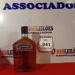 LOTE 041 -  01 GARRAFA DE WHISKY GENTLEMAN JACK 1LITRO. LACRADO.  (NO ESTADO EM QUE SE ENCONTRA) ATENÇÃO! FAZER A VISITAÇÃO ANTES DE ARREMATAR, NÃO SABEMOS SE FUNCIONA. LEILÃO NÃO TEM GARANTIA E NEM DEVOLUÇÃO, SUJEITO A POSSÍVEIS AVARIAS VISÍVEIS/OCULTAS E/OU AUSÊNCIA DE COMPONENTES.  