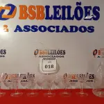 LOTE 018 - 01 GARRAFA PARA DECANTAÇÃO DE VINHO OU LICOR E 06 TAÇAS EM CRISTAL. (NO ESTADO EM QUE SE ENCONTRA) ATENÇÃO! FAZER A VISITAÇÃO ANTES DE ARREMATAR, NÃO SABEMOS SE FUNCIONA. LEILÃO NÃO TEM GARANTIA E NEM DEVOLUÇÃO, SUJEITO A POSSÍVEIS AVARIAS VISÍVEIS/OCULTAS E/OU AUSÊNCIA DE COMPONENTES.  