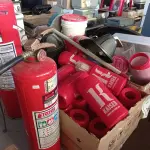 LOTE 366 - 01 CAIXA COM PORTAS GARRAFAS, UTENSÍLIOS PARA COZINHA E 03 EXTINTORES COM AVARIAS. (NO ESTADO) ATENÇÃO! FAZER A VISITAÇÃO ANTES DE ARREMATAR, NÃO SABEMOS SE FUNCIONA. LEILÃO NÃO TEM GARANTIA E NEM DEVOLUÇÃO, SUJEITO A POSSÍVEIS AVARIAS VISÍVEIS/OCULTAS E/OU AUSÊNCIA DE COMPONENTES.