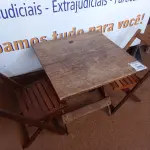 LOTE 370 - 01 MESA COM 04 CADEIRAS COM AVARIAS EM MADEIRA DOBRÁVEL. (NO ESTADO) ATENÇÃO! FAZER A VISITAÇÃO ANTES DE ARREMATAR, NÃO SABEMOS SE FUNCIONA. LEILÃO NÃO TEM GARANTIA E NEM DEVOLUÇÃO, SUJEITO A POSSÍVEIS AVARIAS VISÍVEIS/OCULTAS E/OU AUSÊNCIA DE COMPONENTES.