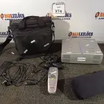 LOTE 374 - 01 PROJETOR SANYO COM BOLSA, CONTROLE E CABOS.  (NO ESTADO) ATENÇÃO! FAZER A VISITAÇÃO ANTES DE ARREMATAR, NÃO SABEMOS SE FUNCIONA. LEILÃO NÃO TEM GARANTIA E NEM DEVOLUÇÃO, SUJEITO A POSSÍVEIS AVARIAS VISÍVEIS/OCULTAS E/OU AUSÊNCIA DE COMPONENTES.