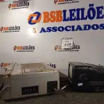 LOTE 328 - 01 TV/RADIO PRECISION E 01 TV/RADIO/CASSETE BAKOSONIC (ANTIGO E FUNCIONANDO). (NO ESTADO) ATENÇÃO! FAZER A VISITAÇÃO ANTES DE ARREMATAR, NÃO SABEMOS SE FUNCIONA. LEILÃO NÃO TEM GARANTIA E NEM DEVOLUÇÃO, SUJEITO A POSSÍVEIS AVARIAS VISÍVEIS/OCULTAS E/OU AUSÊNCIA DE COMPONENTES.
