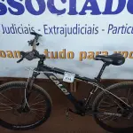 LOTE 434 - 01 BICICLETA MARCA CALOI. (NO ESTADO) ATENÇÃO! FAZER A VISITAÇÃO ANTES DE ARREMATAR, NÃO SABEMOS SE FUNCIONA. LEILÃO NÃO TEM GARANTIA E NEM DEVOLUÇÃO, SUJEITO A POSSÍVEIS AVARIAS VISÍVEIS/OCULTAS E/OU AUSÊNCIA DE COMPONENTES.