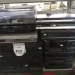 LOTE 490 - 02 APARELHOS DE SOM SEM CAIXA, 04 DVD DIVERSOS E 01 TOCA VINIL. (NO ESTADO) ATENÇÃO! FAZER A VISITAÇÃO ANTES DE ARREMATAR, NÃO SABEMOS SE FUNCIONA. LEILÃO NÃO TEM GARANTIA E NEM DEVOLUÇÃO, SUJEITO A POSSÍVEIS AVARIAS VISÍVEIS/OCULTAS E/OU AUSÊNCIA DE COMPONENTES.