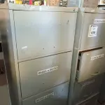 LOTE 438 - 02 ARQUIVOS DE AÇO COM 04 GAVETAS. (NO ESTADO) ATENÇÃO! FAZER A VISITAÇÃO ANTES DE ARREMATAR, NÃO SABEMOS SE FUNCIONA. LEILÃO NÃO TEM GARANTIA E NEM DEVOLUÇÃO, SUJEITO A POSSÍVEIS AVARIAS VISÍVEIS/OCULTAS E/OU AUSÊNCIA DE COMPONENTES.