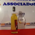 LOTE 049 - 01 GARRAFA AGUARDENTE 51 OURO PIRASSINUNGA 965ML. LACRADO.  (NO ESTADO EM QUE SE ENCONTRA) ATENÇÃO! FAZER A VISITAÇÃO ANTES DE ARREMATAR, NÃO SABEMOS SE FUNCIONA. LEILÃO NÃO TEM GARANTIA E NEM DEVOLUÇÃO, SUJEITO A POSSÍVEIS AVARIAS VISÍVEIS/OCULTAS E/OU AUSÊNCIA DE COMPONENTES.  