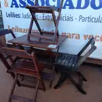 LOTE 320 - 01 MESA COM 04 CADEIRAS COM AVARIAS EM MADEIRA DOBRÁVEL. (NO ESTADO) ATENÇÃO! FAZER A VISITAÇÃO ANTES DE ARREMATAR, NÃO SABEMOS SE FUNCIONA. LEILÃO NÃO TEM GARANTIA E NEM DEVOLUÇÃO, SUJEITO A POSSÍVEIS AVARIAS VISÍVEIS/OCULTAS E/OU AUSÊNCIA DE COMPONENTES.