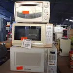 LOTE 405 - 02 MICRO-ONDAS SEM PRATO E 01 FORNO ELÉTRICO PEQUENO. (NO ESTADO) ATENÇÃO! FAZER A VISITAÇÃO ANTES DE ARREMATAR, NÃO SABEMOS SE FUNCIONA. LEILÃO NÃO TEM GARANTIA E NEM DEVOLUÇÃO, SUJEITO A POSSÍVEIS AVARIAS VISÍVEIS/OCULTAS E/OU AUSÊNCIA DE COMPONENTES.