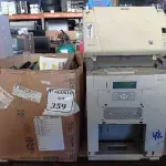 LOTE 359 - 01 IMPRESSORA DE CARTÃO, MODELO:UP-DR150 MARCA SONY, 01 SCANNER MARCA KODAK E01 CAIXAS COM VÁRIOS APARELHOS TELEFÔNICO FIXO (NO ESTADO) ATENÇÃO! FAZER A VISITAÇÃO ANTES DE ARREMATAR, NÃO SABEMOS SE FUNCIONA. LEILÃO NÃO TEM GARANTIA E NEM DEVOLUÇÃO, SUJEITO A POSSÍVEIS AVARIAS VISÍVEIS/OCULTAS E/OU AUSÊNCIA DE COMPONENTES.