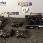 LOTE 507 -  01 VÍDEO GAME XBOX 360 COM 03 CONTROLES E 01 KINECT COM FONTE. (NO ESTADO) ATENÇÃO! FAZER A VISITAÇÃO ANTES DE ARREMATAR, NÃO SABEMOS SE FUNCIONA. LEILÃO NÃO TEM GARANTIA E NEM DEVOLUÇÃO, SUJEITO A POSSÍVEIS AVARIAS VISÍVEIS/OCULTAS E/OU AUSÊNCIA DE COMPONENTES.