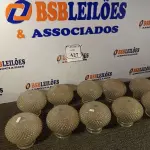 LOTE 427 - 01 CAIXA COM GLOBOS PARA LUMINÁRIAS. (NO ESTADO) ATENÇÃO! FAZER A VISITAÇÃO ANTES DE ARREMATAR, NÃO SABEMOS SE FUNCIONA. LEILÃO NÃO TEM GARANTIA E NEM DEVOLUÇÃO, SUJEITO A POSSÍVEIS AVARIAS VISÍVEIS/OCULTAS E/OU AUSÊNCIA DE COMPONENTES.