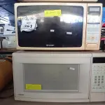 LOTE 361 - 03 MICRO-ONDAS MARCAS E MODELOS DIVERSOS SENDO 01 COM PRATO (NO ESTADO) ATENÇÃO! FAZER A VISITAÇÃO ANTES DE ARREMATAR, NÃO SABEMOS SE FUNCIONA. LEILÃO NÃO TEM GARANTIA E NEM DEVOLUÇÃO, SUJEITO A POSSÍVEIS AVARIAS VISÍVEIS/OCULTAS E/OU AUSÊNCIA DE COMPONENTES.