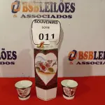 LOTE 011 - 01 GARRAFINHA DE SAQUÊ COM 02 COPOS FUNDO GUEISHA SATSUMA. (NO ESTADO EM QUE SE ENCONTRA) ATENÇÃO! FAZER A VISITAÇÃO ANTES DE ARREMATAR, NÃO SABEMOS SE FUNCIONA. LEILÃO NÃO TEM GARANTIA E NEM DEVOLUÇÃO, SUJEITO A POSSÍVEIS AVARIAS VISÍVEIS/OCULTAS E/OU AUSÊNCIA DE COMPONENTES.  