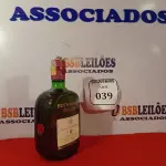 LOTE 039 - 01 GARRAFA DE WHISKY BUCHANAN ‘S DE LUXE 12 ANOS 1 LITRO. LACRADO.  (NO ESTADO EM QUE SE ENCONTRA) ATENÇÃO! FAZER A VISITAÇÃO ANTES DE ARREMATAR, NÃO SABEMOS SE FUNCIONA. LEILÃO NÃO TEM GARANTIA E NEM DEVOLUÇÃO, SUJEITO A POSSÍVEIS AVARIAS VISÍVEIS/OCULTAS E/OU AUSÊNCIA DE COMPONENTES.  