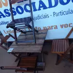 LOTE 340 - 01 MESA COM 04 CADEIRAS COM AVARIAS EM MADEIRA DOBRÁVEL. (NO ESTADO) ATENÇÃO! FAZER A VISITAÇÃO ANTES DE ARREMATAR, NÃO SABEMOS SE FUNCIONA. LEILÃO NÃO TEM GARANTIA E NEM DEVOLUÇÃO, SUJEITO A POSSÍVEIS AVARIAS VISÍVEIS/OCULTAS E/OU AUSÊNCIA DE COMPONENTES.