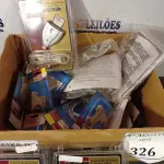 LOTE 326 - 01 LOTE COM CAIXAS COM CABOS E ADAPTADORES. (NO ESTADO) ATENÇÃO! FAZER A VISITAÇÃO ANTES DE ARREMATAR, NÃO SABEMOS SE FUNCIONA. LEILÃO NÃO TEM GARANTIA E NEM DEVOLUÇÃO, SUJEITO A POSSÍVEIS AVARIAS VISÍVEIS/OCULTAS E/OU AUSÊNCIA DE COMPONENTES.