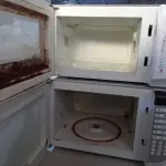 LOTE 395 - 02 MICRO ONDAS SEM PRATOS. (NO ESTADO) ATENÇÃO! FAZER A VISITAÇÃO ANTES DE ARREMATAR, NÃO SABEMOS SE FUNCIONA. LEILÃO NÃO TEM GARANTIA E NEM DEVOLUÇÃO, SUJEITO A POSSÍVEIS AVARIAS VISÍVEIS/OCULTAS E/OU AUSÊNCIA DE COMPONENTES.