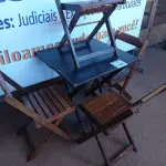 LOTE 360 - 01 MESA COM 04 CADEIRAS COM AVARIAS EM MADEIRA DOBRÁVEL. (NO ESTADO) ATENÇÃO! FAZER A VISITAÇÃO ANTES DE ARREMATAR, NÃO SABEMOS SE FUNCIONA. LEILÃO NÃO TEM GARANTIA E NEM DEVOLUÇÃO, SUJEITO A POSSÍVEIS AVARIAS VISÍVEIS/OCULTAS E/OU AUSÊNCIA DE COMPONENTES.