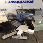 LOTE 345 - 01 LOTE COM MATERIAIS ELETRÔNICOS DIVERSOS. (NO ESTADO) ATENÇÃO! FAZER A VISITAÇÃO ANTES DE ARREMATAR, NÃO SABEMOS SE FUNCIONA. LEILÃO NÃO TEM GARANTIA E NEM DEVOLUÇÃO, SUJEITO A POSSÍVEIS AVARIAS VISÍVEIS/OCULTAS E/OU AUSÊNCIA DE COMPONENTES.