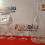 LOTE 018 - 01 GARRAFA PARA DECANTAÇÃO DE VINHO OU LICOR E 06 TAÇAS EM CRISTAL. (NO ESTADO EM QUE SE ENCONTRA) ATENÇÃO! FAZER A VISITAÇÃO ANTES DE ARREMATAR, NÃO SABEMOS SE FUNCIONA. LEILÃO NÃO TEM GARANTIA E NEM DEVOLUÇÃO, SUJEITO A POSSÍVEIS AVARIAS VISÍVEIS/OCULTAS E/OU AUSÊNCIA DE COMPONENTES.  