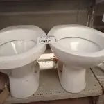 LOTE 505 - 02 VASOS SANITÁRIOS (NO ESTADO) ATENÇÃO! FAZER A VISITAÇÃO ANTES DE ARREMATAR, NÃO SABEMOS SE FUNCIONA. LEILÃO NÃO TEM GARANTIA E NEM DEVOLUÇÃO, SUJEITO A POSSÍVEIS AVARIAS VISÍVEIS/OCULTAS E/OU AUSÊNCIA DE COMPONENTES.