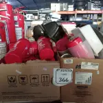 LOTE 366 - 01 CAIXA COM PORTAS GARRAFAS, UTENSÍLIOS PARA COZINHA E 03 EXTINTORES COM AVARIAS. (NO ESTADO) ATENÇÃO! FAZER A VISITAÇÃO ANTES DE ARREMATAR, NÃO SABEMOS SE FUNCIONA. LEILÃO NÃO TEM GARANTIA E NEM DEVOLUÇÃO, SUJEITO A POSSÍVEIS AVARIAS VISÍVEIS/OCULTAS E/OU AUSÊNCIA DE COMPONENTES.