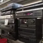 LOTE 490 - 02 APARELHOS DE SOM SEM CAIXA, 04 DVD DIVERSOS E 01 TOCA VINIL. (NO ESTADO) ATENÇÃO! FAZER A VISITAÇÃO ANTES DE ARREMATAR, NÃO SABEMOS SE FUNCIONA. LEILÃO NÃO TEM GARANTIA E NEM DEVOLUÇÃO, SUJEITO A POSSÍVEIS AVARIAS VISÍVEIS/OCULTAS E/OU AUSÊNCIA DE COMPONENTES.