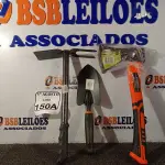 LOTE 150 - 01 ESPÁTULA PARA JARDINAGEM, 01 SACHO PARA JARDINAGEM E 01 MACHADO. (NO ESTADO) ATENÇÃO! FAZER A VISITAÇÃO ANTES DE ARREMATAR, NÃO SABEMOS SE FUNCIONA. LEILÃO NÃO TEM GARANTIA E NEM DEVOLUÇÃO, SUJEITO A POSSÍVEIS AVARIAS VISÍVEIS/OCULTAS E/OU AUSÊNCIA DE COMPONENTES.