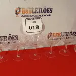 LOTE 018 - 01 GARRAFA PARA DECANTAÇÃO DE VINHO OU LICOR E 06 TAÇAS EM CRISTAL. (NO ESTADO EM QUE SE ENCONTRA) ATENÇÃO! FAZER A VISITAÇÃO ANTES DE ARREMATAR, NÃO SABEMOS SE FUNCIONA. LEILÃO NÃO TEM GARANTIA E NEM DEVOLUÇÃO, SUJEITO A POSSÍVEIS AVARIAS VISÍVEIS/OCULTAS E/OU AUSÊNCIA DE COMPONENTES.  