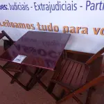 LOTE 380 - 01 MESA COM 04 CADEIRAS COM AVARIAS EM MADEIRA DOBRÁVEL. (NO ESTADO) ATENÇÃO! FAZER A VISITAÇÃO ANTES DE ARREMATAR, NÃO SABEMOS SE FUNCIONA. LEILÃO NÃO TEM GARANTIA E NEM DEVOLUÇÃO, SUJEITO A POSSÍVEIS AVARIAS VISÍVEIS/OCULTAS E/OU AUSÊNCIA DE COMPONENTES.