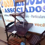 LOTE 330 - 01 MESA COM 04 CADEIRAS COM AVARIAS EM MADEIRA DOBRÁVEL. (NO ESTADO) ATENÇÃO! FAZER A VISITAÇÃO ANTES DE ARREMATAR, NÃO SABEMOS SE FUNCIONA. LEILÃO NÃO TEM GARANTIA E NEM DEVOLUÇÃO, SUJEITO A POSSÍVEIS AVARIAS VISÍVEIS/OCULTAS E/OU AUSÊNCIA DE COMPONENTES.