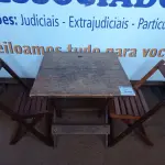 LOTE 370 - 01 MESA COM 04 CADEIRAS COM AVARIAS EM MADEIRA DOBRÁVEL. (NO ESTADO) ATENÇÃO! FAZER A VISITAÇÃO ANTES DE ARREMATAR, NÃO SABEMOS SE FUNCIONA. LEILÃO NÃO TEM GARANTIA E NEM DEVOLUÇÃO, SUJEITO A POSSÍVEIS AVARIAS VISÍVEIS/OCULTAS E/OU AUSÊNCIA DE COMPONENTES.