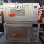 LOTE 395 - 02 MICRO ONDAS SEM PRATOS. (NO ESTADO) ATENÇÃO! FAZER A VISITAÇÃO ANTES DE ARREMATAR, NÃO SABEMOS SE FUNCIONA. LEILÃO NÃO TEM GARANTIA E NEM DEVOLUÇÃO, SUJEITO A POSSÍVEIS AVARIAS VISÍVEIS/OCULTAS E/OU AUSÊNCIA DE COMPONENTES.
