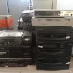 LOTE 415 - 02 APARELHOS DE SOM, 06 APARELHOS DE DVD, 01 VHS E 01 TOCA VINIL. (NO ESTADO) ATENÇÃO! FAZER A VISITAÇÃO ANTES DE ARREMATAR, NÃO SABEMOS SE FUNCIONA. LEILÃO NÃO TEM GARANTIA E NEM DEVOLUÇÃO, SUJEITO A POSSÍVEIS AVARIAS VISÍVEIS/OCULTAS E/OU AUSÊNCIA DE COMPONENTES.