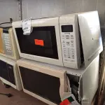 LOTE 484 - 04 MICRO ONDAS SENDO 01 MICRO ONDAS COM PRATO.  (NO ESTADO) ATENÇÃO! FAZER A VISITAÇÃO ANTES DE ARREMATAR, NÃO SABEMOS SE FUNCIONA. LEILÃO NÃO TEM GARANTIA E NEM DEVOLUÇÃO, SUJEITO A POSSÍVEIS AVARIAS VISÍVEIS/OCULTAS E/OU AUSÊNCIA DE COMPONENTES.