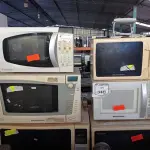 LOTE 348 - 06 MICRO-ONDAS DIVERSOS SEM PRATOS (NO ESTADO) ATENÇÃO! FAZER A VISITAÇÃO ANTES DE ARREMATAR, NÃO SABEMOS SE FUNCIONA. LEILÃO NÃO TEM GARANTIA E NEM DEVOLUÇÃO, SUJEITO A POSSÍVEIS AVARIAS VISÍVEIS/OCULTAS E/OU AUSÊNCIA DE COMPONENTES.