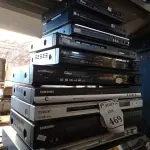 LOTE 469 - 11 APARELHOS DE DVD DIVERSOS.  (NO ESTADO) ATENÇÃO! FAZER A VISITAÇÃO ANTES DE ARREMATAR, NÃO SABEMOS SE FUNCIONA. LEILÃO NÃO TEM GARANTIA E NEM DEVOLUÇÃO, SUJEITO A POSSÍVEIS AVARIAS VISÍVEIS/OCULTAS E/OU AUSÊNCIA DE COMPONENTES.