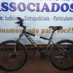 LOTE 434 - 01 BICICLETA MARCA CALOI. (NO ESTADO) ATENÇÃO! FAZER A VISITAÇÃO ANTES DE ARREMATAR, NÃO SABEMOS SE FUNCIONA. LEILÃO NÃO TEM GARANTIA E NEM DEVOLUÇÃO, SUJEITO A POSSÍVEIS AVARIAS VISÍVEIS/OCULTAS E/OU AUSÊNCIA DE COMPONENTES.