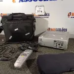 LOTE 374 - 01 PROJETOR SANYO COM BOLSA, CONTROLE E CABOS.  (NO ESTADO) ATENÇÃO! FAZER A VISITAÇÃO ANTES DE ARREMATAR, NÃO SABEMOS SE FUNCIONA. LEILÃO NÃO TEM GARANTIA E NEM DEVOLUÇÃO, SUJEITO A POSSÍVEIS AVARIAS VISÍVEIS/OCULTAS E/OU AUSÊNCIA DE COMPONENTES.