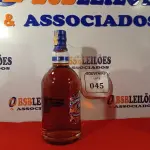 LOTE 045 -  01 GARRAFA DE WHISKY CHIVAS REGAL 18 ANOS GOLD SIGNATURE 750ML. LACRADO.  (NO ESTADO EM QUE SE ENCONTRA) ATENÇÃO! FAZER A VISITAÇÃO ANTES DE ARREMATAR, NÃO SABEMOS SE FUNCIONA. LEILÃO NÃO TEM GARANTIA E NEM DEVOLUÇÃO, SUJEITO A POSSÍVEIS AVARIAS VISÍVEIS/OCULTAS E/OU AUSÊNCIA DE COMPONENTES.  