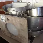 LOTE 368 - 01 PIA PARA LAVATÓRIO E VÁRIAS PANELAS DIVERSAS. (NO ESTADO) ATENÇÃO! FAZER A VISITAÇÃO ANTES DE ARREMATAR, NÃO SABEMOS SE FUNCIONA. LEILÃO NÃO TEM GARANTIA E NEM DEVOLUÇÃO, SUJEITO A POSSÍVEIS AVARIAS VISÍVEIS/OCULTAS E/OU AUSÊNCIA DE COMPONENTES.