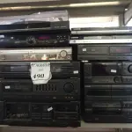 LOTE 490 - 02 APARELHOS DE SOM SEM CAIXA, 04 DVD DIVERSOS E 01 TOCA VINIL. (NO ESTADO) ATENÇÃO! FAZER A VISITAÇÃO ANTES DE ARREMATAR, NÃO SABEMOS SE FUNCIONA. LEILÃO NÃO TEM GARANTIA E NEM DEVOLUÇÃO, SUJEITO A POSSÍVEIS AVARIAS VISÍVEIS/OCULTAS E/OU AUSÊNCIA DE COMPONENTES.