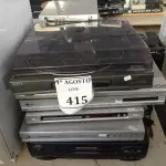 LOTE 415 - 02 APARELHOS DE SOM, 06 APARELHOS DE DVD, 01 VHS E 01 TOCA VINIL. (NO ESTADO) ATENÇÃO! FAZER A VISITAÇÃO ANTES DE ARREMATAR, NÃO SABEMOS SE FUNCIONA. LEILÃO NÃO TEM GARANTIA E NEM DEVOLUÇÃO, SUJEITO A POSSÍVEIS AVARIAS VISÍVEIS/OCULTAS E/OU AUSÊNCIA DE COMPONENTES.